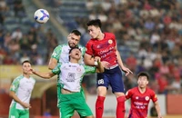 Bị hai thẻ đỏ, Công an Hà Nội (áo đỏ) không thể thắng Thành phố Hồ Chí Minh. (Ảnh: VPF).