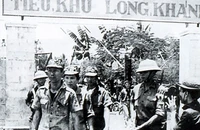 Tiếp quản Tiểu khu Long Khánh. (Ảnh: TTXVN)