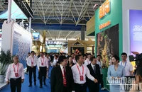 Hội chợ triển lãm thu hút rất đông khách tham quan, tìm hiểu và mua sắm sản phẩm của nước.