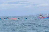 Ngư dân phối hợp Đồn Biên phòng Thanh Hải, huyện Ninh Hải (Ninh Thuận) kịp thời cứu các thuyền viên gặp nạn và đưa vào bờ an toàn. (Ảnh: Địa phương cung cấp)