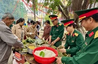 Cán bộ chiến sĩ Bộ Chỉ huy Quân sự tỉnh Ninh Thuận cùng tham gia Chương trình "Ngày hội bánh chưng xanh" với đồng bào dân tộc Raglai, xã Phước Chiến, huyện Thuận Bắc, tỉnh Ninh Thuận. (Ảnh: DANH TÀI)