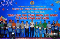 Lãnh đạo Tổng Liên đoàn Lao động Việt Nam và tỉnh Long An trao quà Tết cho công nhân lao động đang làm việc tại Long An. 