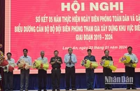 Lãnh đạo Bộ Tư lệnh Bộ đội Biên phòng và tỉnh Long An trao Bằng khen cho các tập thể và cá nhân.