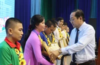 Lãnh đạo tỉnh Long An trao Bằng khen của Chủ tịch Ủy ban nhân tỉnh cho công nhân lao động giỏi.