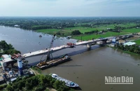 Cầu bắc qua sông Vàm Cỏ Đông nối hai huyện Đức Huệ và Đức Hòa (Long An) chính thức hợp long.