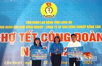 Liên đoàn Lao động tỉnh Long An trao quà và vé tàu, xe và máy bay cho Công đoàn các khu công nghiệp để trao lại cho người lao động. 