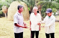 Phạm Hào (ngoài cùng bên trái) vận động người dân trong thôn xây dựng nông thôn mới.