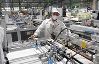 Sản xuất sản phẩm sinh học phân hủy hoàn toàn tại nhà máy của Công ty cổ phần nhựa An Phát Xanh, tỉnh Hải Dương. (Ảnh TUỆ NGHI)