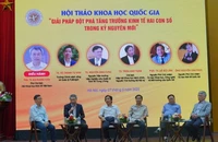Các diễn giả thảo luận bàn tròn tại hội thảo.