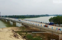 Cầu sông Dinh trên tuyến đường ven biển Quảng Bình được thi công vượt tiến độ nhưng dự án đang “tắc” do chưa giải phóng được mặt bằng.