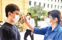 Huyền Anh tham gia ứng trực phòng, chống dịch Covid-19 tại địa phương.
