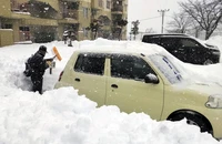 Người dân dọn tuyết tại thành phố Kitami (Hokkaido, Nhật Bản). (Ảnh KYODO)