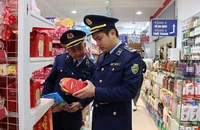 Lực lượng quản lý thị trường tỉnh Lạng Sơn kiểm tra hàng hóa tại một siêu thị trên địa bàn. (Ảnh Khánh An)