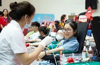 Người dân Hà Nội hiến máu tình nguyện tại Ngày hội “Giọt hồng tri ân”. (Ảnh HÀ THU)