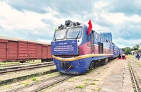 Đoàn tàu liên vận quốc tế vận chuyển tinh bột sắn từ ga Sóng Thần xuất khẩu sang Trung Quốc khởi hành ngày 27/9/2023.