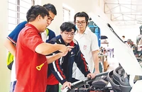 Sinh viên thực hành tại khoa Công nghệ ô-tô (Trường cao đẳng Công nghệ cao Hà Nội).