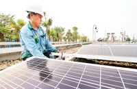 Lắp đặt tấm pin mặt trời tại Nhà máy Nước mặt Sông Đuống. (Ảnh TRẦN TUẤN)