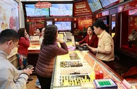 Khách hàng giao dịch mua bán vàng tại một cửa hàng của Công ty Bảo Tín Minh Châu ở Hà Nội. (Ảnh MINH ANH)