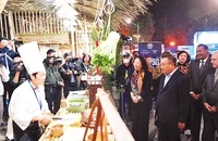 Các đại biểu tham quan gian hàng phở tại Lễ hội Văn hóa ẩm thực Hà Nội 2024.
