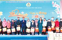 Gần 4.000 suất quà được trao tặng người lao động tại chương trình.