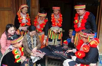 Phụ nữ dân tộc Dao thôn Bản Cuôn, xã Ngọc Phái, huyện Chợ Đồn giới thiệu các sản phẩm cho du khách. (Ảnh HƯƠNG LIỄU)