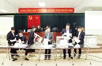 Kiểm phiếu tại phiên đấu giá đất tại huyện Mê Linh. (Ảnh Hoàng Sơn)