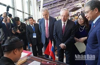 Đại sứ Đặng Minh Khôi cùng Thứ trưởng Ngoại giao Nga Mikhail Galuzin, Chủ nhiệm Ủy ban Đối ngoại thành phố Saint Petersburg Evgeny Grigoriev xem viết thư pháp tại Lễ kỷ niệm 78 năm Quốc khánh Việt Nam tại Liên bang Nga. (Ảnh: XUÂN HƯNG)