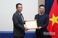 Trao kỷ niệm chương “Vì thế hệ trẻ” tặng Đại sứ Việt Nam tại Nga Đặng Minh Khôi. (Ảnh: XUÂN HƯNG)