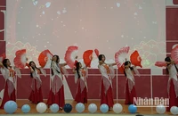Chương trình văn nghệ chào mừng. Ảnh: XUÂN HƯNG