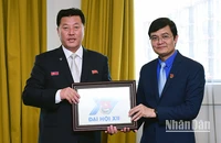 Đồng chí Bùi Quang Huy (phải) tặng quà lưu niệm đồng chí Mun Chol. (Ảnh: THANH THỂ)