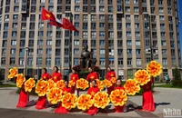 Biểu diễn trước Tượng đài Chủ tịch Hồ Chí Minh tại Saint Petersburg. (Ảnh: XUÂN HƯNG)