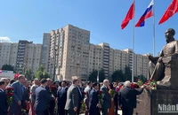 Bạn bè Nga đặt hoa tại Tượng đài Chủ tịch Hồ Chí Minh ở thành phố Saint Petersburg tại lễ khánh thành tháng 6/2023. (Ảnh: XUÂN HƯNG)