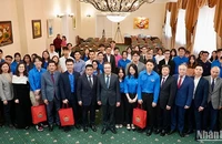 Đại sứ Đặng Minh Khôi và các đại biểu chụp ảnh lưu niệm với đại diện thanh niên, sinh viên Việt Nam tại Liên bang Nga. (Ảnh: XUÂN HƯNG)