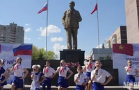 Học sinh tại Ulyanovsk biểu diễn tại lễ kỷ niệm 135 năm Ngày sinh Chủ tịch Hồ Chí Minh. (Ảnh: XUÂN HƯNG)