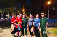 Gia đình ông Nguyễn Đắc Tân cùng với gia đình mà ông đã ở sau ngày Giải phóng miền nam có mối quan hệ thân thiết như ruột thịt, cùng nhau đi xem Lễ kỷ niệm.