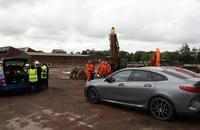 Nhiều lực lượng chức năng khác nhau của Manchester đang làm việc bên trong hiện trường. (Ảnh: TTXVN)
