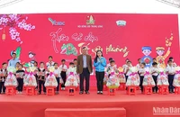 Bí thư Trung ương Đoàn, Chủ tịch Hội đồng Đội Trung ương Nguyễn Phạm Duy Trang (áo xanh) cùng đại diện các đơn vị liên quan trao quà Tết tặng thiếu nhi có hoàn cảnh khó khăn tại ngày hội.
