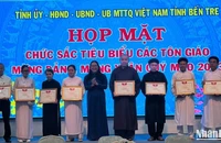 Lãnh đạo tỉnh trao bằng khen cho các cá nhân có nhiều đóng góp tích cực trong xây dựng khối đoàn kết dân tộc.