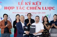 Ông Tạ Mạnh Hoàng, Nhà sáng lập, Tổng giám đốc Sconnect (bên trái) và ông Phạm Từ Liêm, Chủ tịch MCM Group (bên phải) ký kết hợp tác chiến lược.