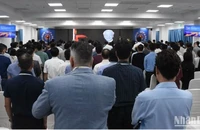 Các đại biểu tham dự hội nghị dành một phút tưởng niệm Tổng Bí thư Nguyễn Phú Trọng. (Ảnh: ANH ĐÀO)