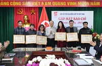 Trao Bằng khen cho cán bộ, phóng viên các cơ quan báo chí.