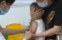 Tiêm vaccine phòng sởi tại Trung tâm Y tế quận Hoàn Kiếm, thành phố Hà Nội.