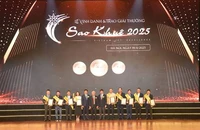 Đại diện VietinBank nhận Giải thưởng Sao Khuê 2025 cho ứng dụng VietinBank iPay Mobile (đầu tiên bên phải).