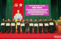 Lãnh đạo Cục Hậu cần-Kỹ thuật khen thưởng các tập thể và cá nhân có thành tích xuất sắc trong thực hiện Chỉ thị 05. (Ảnh: ĐÌNH TĂNG)
