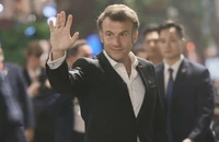 Tổng thống Pháp Emmanuel Macron vẫy chào người dân Thủ đô. (Ảnh: TTXVN)