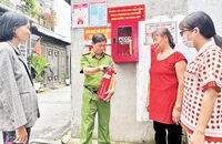 Công an phường Tân Chánh Hiệp hướng dẫn người dân sử dụng bình chữa cháy trong quá trình triển khai mô hình “Tổ liên gia an toàn phòng cháy chữa cháy”.
