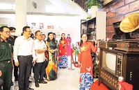 Đại biểu xem trưng bày “Âm thanh xưa”.