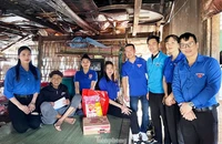 Đoàn viên thanh niên Đà Nẵng thăm, tặng quà hộ gia đình đặc biệt khó khăn ở huyện Nam Đông, tỉnh Thừa Thiên Huế.