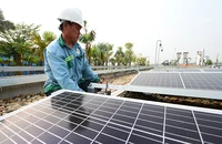 Lắp đặt pin năng lượng mặt trời áp mái tại Nhà máy Nước mặt Sông Đuống (Hà Nội) do Tập đoàn AquaOne đầu tư. (Ảnh TRẦN TUẤN)