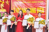 Trao Quyết định kết nạp Đảng viên cho 6 học sinh Trường trung học phổ thông Hưng Nhân, huyện Hưng Hà (tỉnh Thái Bình).